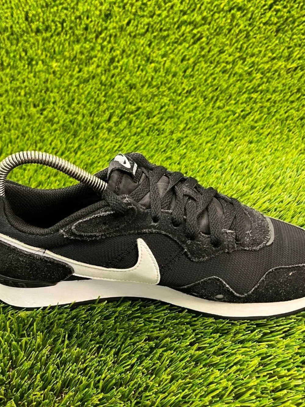 Nike Venture Runner Women Size 9 Black White Athletic Running Shoes Sneakers‎